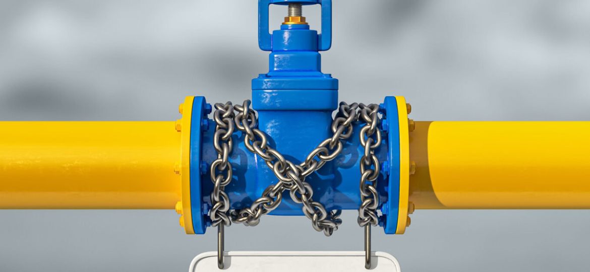 industrial-pipelines-valves-with-red-wheels-with-chain-white-blank-sign-embargo-2048x1365 (1)